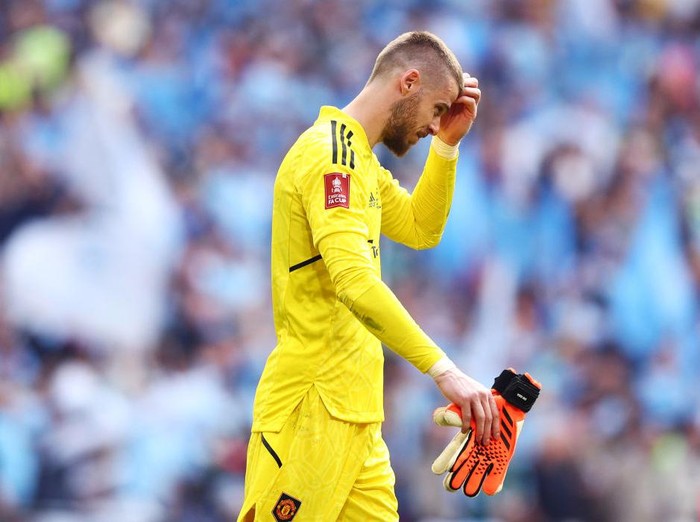 LONDON, ENGLAND - JUNE 03: David De Gea of Manchester United looks dejected following the team's defeat in the Emirates FA Cup Final between Manchester City and Manchester United at Wembley Stadium on June 03, 2023 in London, England. (Photo by Clive Rose/Getty Images)