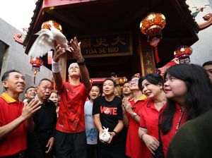 Momen Ganjar Cukur Rambut-Kunjungi Vihara Sembari Lari Pagi di Glodok Momen Ganjar Cukur Rambut-Kunjungi Vihara Sembari Lari Pagi di Glodok
