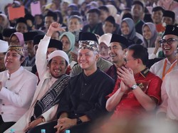 Disematkan Blangkon, Ganjar Diakui Jadi Bagian Keluarga Besar Cirebon