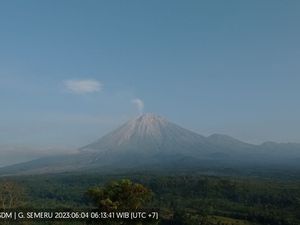 Gunung Semeru Pagi Ini: Terjadi Letusan Asap, Guguran Lava dan Gempa