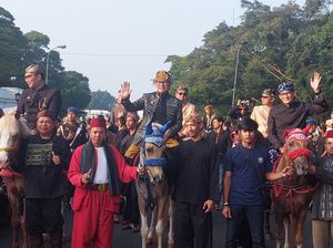 Hadiri Hari Jadi Kota Bogor, Sandiaga dan Ridwan Kamil Berkeliling Naik Kuda Hadiri Hari Jadi Kota Bogor, Sandiaga dan Ridwan Kamil Berkeliling Naik Kuda