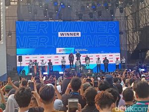 Heru Budi Serahkan Langsung Piala ke Pemenang Formula E 2023 Heru Budi Serahkan Langsung Piala ke Pemenang Formula E 2023