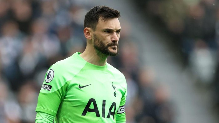 NEWCASTLE UPON TYNE, ENGLAND - APRIL 23: Hugo Lloris of Tottenham Hotspur gives the team instructions during the Premier League match between Newcastle United and Tottenham Hotspur at St. James Park on April 23, 2023 in Newcastle upon Tyne, England. (Photo by Clive Brunskill/Getty Images)