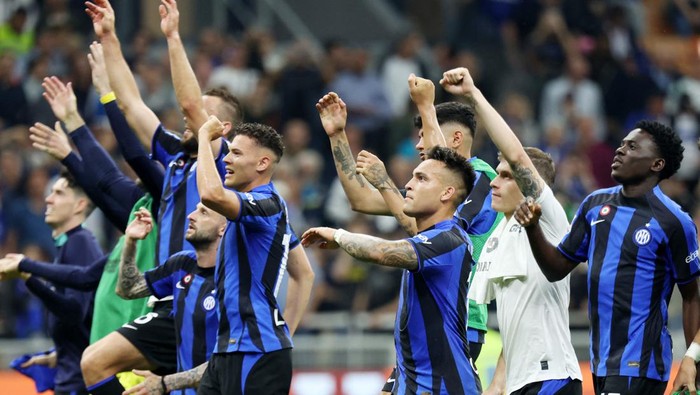 Soccer Football - Serie A - Inter Milan v Atalanta - San Siro, Milan, Italy - May 27, 2023  Inter Milans Lautaro Martinez and Nicolo Barella celebrate with teammates after the match REUTERS/Claudia Greco
