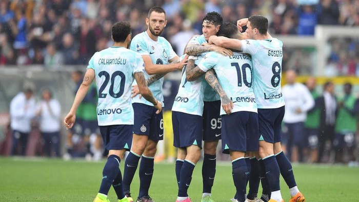 TURIN, ITALY - JUNE 03:  Marcelo Brozovic of FC Internazionale celebrates after scored the opening goal with team mates during the Serie A match between Torino FC and FC Internazionale at Stadio Olimpico di Torino on June 3, 2023 in Turin, Italy.  (Photo by Valerio Pennicino/Getty Images)