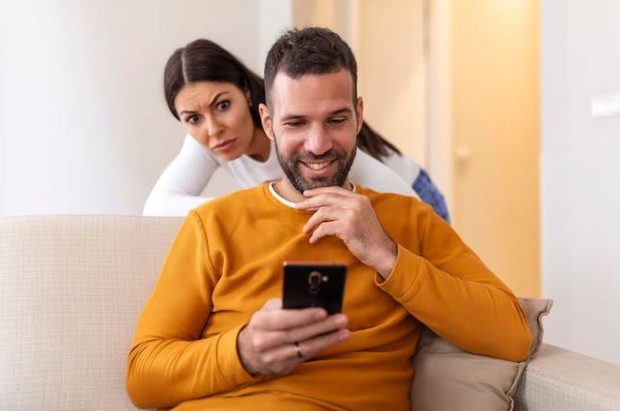 Jangan simpan rahasia dari pasangan. foto freepik.com: stefamerpik Jangan simpan rahasia dari pasangan. foto freepik.com: stefamerpik