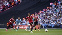 Setelah itu, City berupaya menambah gol tapi malah kebobolan di menit ke-30 karena penalti Bruno Fernandes menyusul handball Jack Grealish. AP/Dave Thompson  