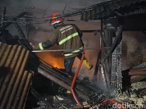 Angga Terjepit Mobil Damkar Demi Padamkan Api di Pasar Penampungan