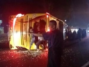 Penampakan Bus Rombongan Siswa MTs Serang Terguling di Ciater Subang Penampakan Bus Rombongan Siswa MTs Serang Terguling di Ciater Subang