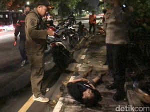 Biker Mabuk di Surabaya Terpelanting Usai Motornya Tabrak Pembatas Jalan Biker Mabuk di Surabaya Terpelanting Usai Motornya Tabrak Pembatas Jalan
