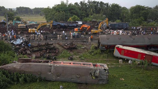 Kereta Kecelakaan Maut di India Mulai Dievakuasi