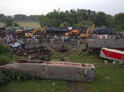 Kereta Kecelakaan Maut di India Mulai Dievakuasi