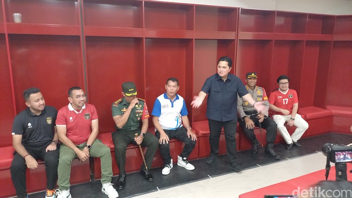 Ketum PSSI di ruang ganti pemain Stadion Manahan Solo, Minggu (4/6/2023).