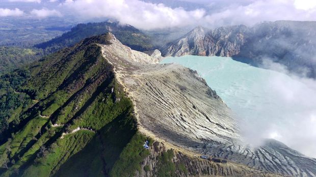 Pengunjung menyaksikan kawah dari kaldera Gunung Ijen di Banyuwangi, Jawa Timur, Minggu (4/5/2023). TWA Ijen yang sudah ditetapkan selaku  anggota UNESCO Global Geopark (UGG) itu ramai dikunjungi turis domestik dan luar negeri dikala liburan. ANTARA FOTO/Budi Candra Setya/tom.