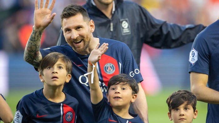 Lionel Messi PARIS, FRANCE - JUNE 3: Lionel Messi #30 of Paris Saint-Germain with his sons Thiago, Mateo and Ciro, as they try and spot his wife and the boys mother Antonela Roccuzzo in the crowd after the players were accompanied by their children for pre match presentations before the Paris Saint-Germain V Clermont, French Ligue 1 regular season match at Parc des Princes on June 3, 2023 in Paris, France (Photo by Tim Clayton/Corbis via Getty Images)