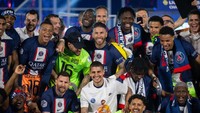 Saat rekan-rekannya berseru bahagia usai juara, Messi cuma tersenyum kecil. (Foto: Sebastian Frej/MB Media/Getty Images)