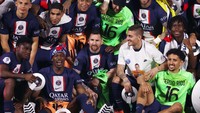 PSG sendiri sudah memastikan gelar juara Liga Prancis. Terlihat Messi ikut pesta, namun sedikit sekali tersenyum riang. (Foto: Ian MacNicol/Getty Images)