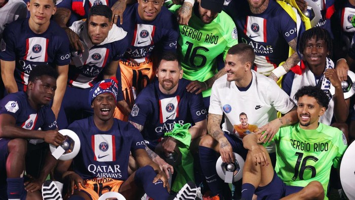 PARIS, FRANCE - JUNE 03: Marquinhos, Lionel Messi, Kylian Mbappe, Marco Verratti, Achraf Hakimi and others of Paris Saint-Germain pose with the Ligue 1 Uber Eats Trophy during the Ligue 1 match between Paris Saint-Germain and Clermont Foot at Parc des Princes on June 03, 2023 in Paris, France. (Photo by Ian MacNicol/Getty Images)