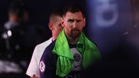 Ekspresi Dingin Lionel Messi di Pesta Juara PSG