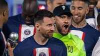 Messi terlihat cuma senyum sesekali, saat Neymar dkk justru heboh dalam pesta juara. (Foto: Sebastian Frej/MB Media/Getty Images)