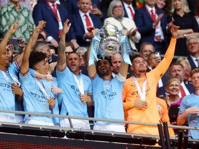 Meme MU Tenggelam, Man City Kian Dekat Treble Winners