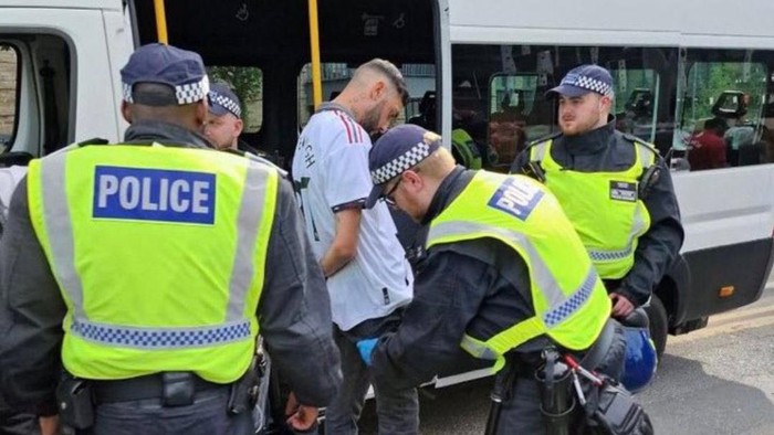 Polisi menangkap seorang penggemar Manchester United di Stadion Wembley pada final Piala FA 2023. Fans tersebut memakai jersey nomor punggung 97 dengan tulisan Not Enough yang memiliki arti tidak cukup. Jersey itu disinyalir sebagai olok-olok kepada korban Tragedi Hillsborough tahun 1989. Ada 97 fans Liverpool yang meninggal dunia dalam tragedi tersebut.