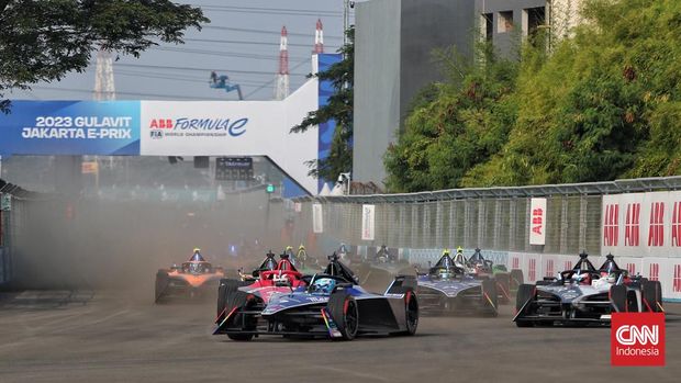 Pembalap Maserati MSG Racing Maximilian Gunther memacu kendaraanya saat balapan Formula E 2023 seri ke-11 di Jakarta International E-Prix Circuit, Jakarta, Minggu, 4 Juni 2023. CNN Indonesia/Adhi Wicaksono
