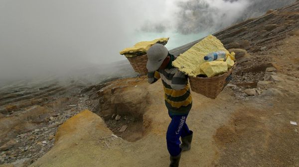 Melihat Aktivitas Penambang Belerang di Gunung Ijen