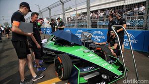 Melihat Kesibukan Starting Grid Formula E Jakarta