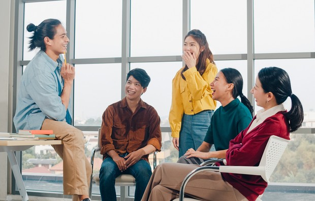 Memastikan suasana yang dihadapi nyaman dan tepat untuk seorang introvert bisa berbicara dengan banyak orang dengan percaya diri