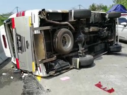 Minibus Terguling di Tol Salatiga KM 453, 8 Orang Dilarikan ke RS