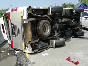 Minibus Terguling di Tol Salatiga KM 453, 8 Orang Dilarikan ke RS Minibus Terguling di Tol Salatiga KM 453, 8 Orang Dilarikan ke RS