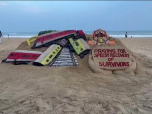 Patung Pasir Tragedi Kecelakaan 3 KA di India Karya Sudarsan Pattnaik Patung Pasir Tragedi Kecelakaan 3 KA di India Karya Sudarsan Pattnaik