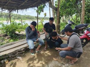 Biadab Tukang Ojek di Polman Perkosa ABG 16 Tahun Lalu Ditinggal di Masjid Biadab Tukang Ojek di Polman Perkosa ABG 16 Tahun Lalu Ditinggal di Masjid