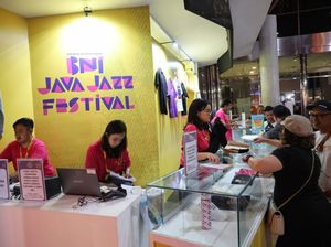 Pengunjung Ramai Buru Merchandise Spesial BNI Java Jazz Festival 2023 Pengunjung Ramai Buru Merchandise Spesial BNI Java Jazz Festival 2023