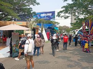 Antusiasme Warga Nonton Formula E Hari Kedua, Ajak Teman hingga Keluarga Antusiasme Warga Nonton Formula E Hari Kedua, Ajak Teman hingga Keluarga