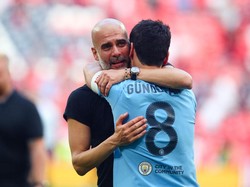 Pep Guardiola yang menangis saat memeluk Ilkay Guendogan. Gelandang tengah itu kontraknya habis di musim panas ini dan masih tanda tanya apakah City akan memperpanjang kontraknya atau tidak (Getty Images)