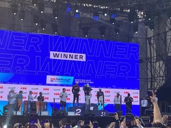 Selebrasi Tanpa Sampanye, Pj Gubernur DKI Heru Budi Beri Piala ke Pemenang Formula E Jakarta