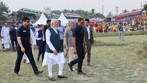 PM India Datangi Lokasi dan Korban Kecelakaan Kereta Maut Odisha