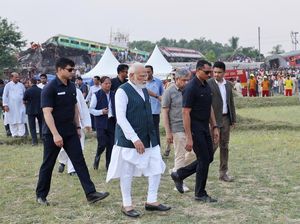 PM India Datangi Lokasi dan Korban Kecelakaan Kereta Maut Odisha PM India Datangi Lokasi dan Korban Kecelakaan Kereta Maut Odisha