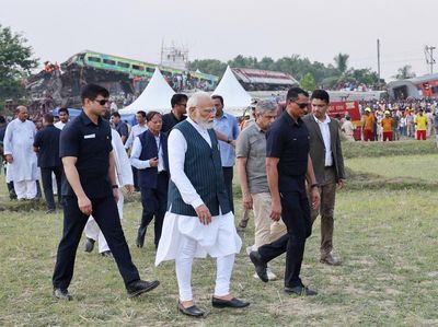 PM India Datangi Lokasi dan Korban Kecelakaan Kereta Maut Odisha