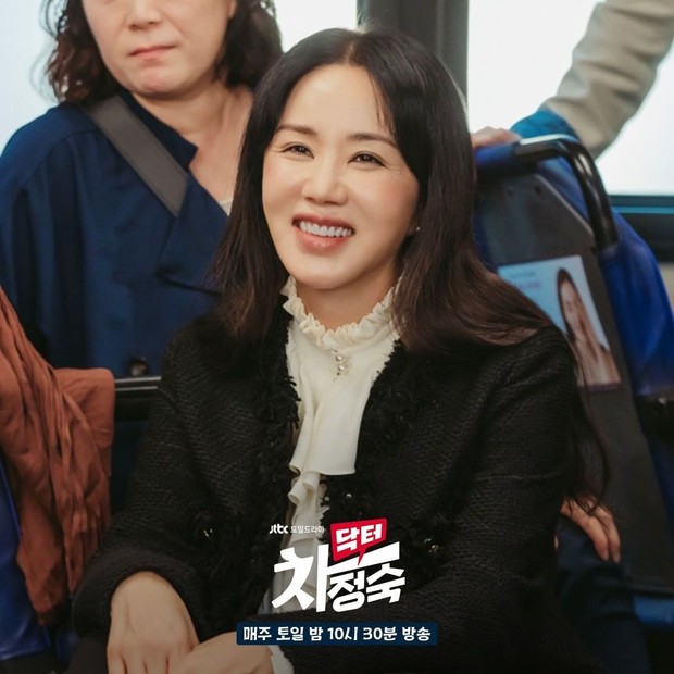 Potret Uhm Jung Hwa dalam drama Doctor Cha./ Foto: instagram.com/jtbcdrama Potret Uhm Jung Hwa dalam drama Doctor Cha