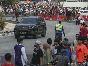 Potret Warga Antusias Olahraga di Bundaran HI Meski CFD Ditiadakan