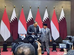 Prabowo Beri Menhan Qatar Cinderamata Senapan Serbu Buatan Pindad