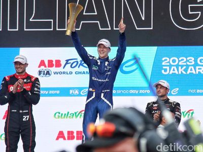 Selebrasi Gunther Usai Menjuarai Formula E Jakarta 2023 Seri 11