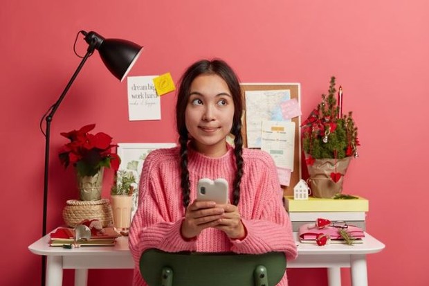 Selektif dengan penggunaan aplikasi medsos. foto freepik.com: wayhomestudio Selektif dengan penggunaan aplikasi medsos. foto freepik.com: wayhomestudio