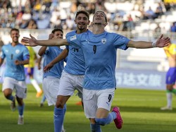 Di babak 16 besar, Israel kembali menang dramatis dengan membungkam Uzbekistan lewat gol Khalaili di injury time. Dewi Fortuna kembali menaungi Israel di babak delapan besar. AP/Ricardo Mazalan  
