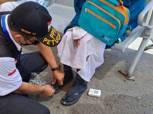 Antisipasi Alas Kaki Hilang, Petugas Siapkan 500 Pasang Sandal