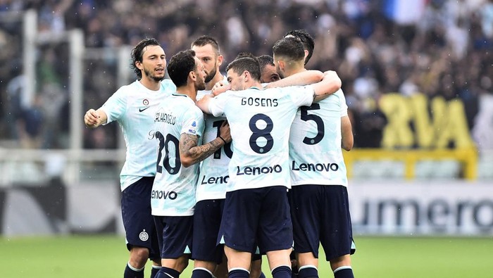 Soccer Football - Serie A - Torino v Inter Milan - Stadio Olimpico Grande Torino, Turin, Italy - June 3, 2023  Inter Milans Marcelo Brozovic celebrates scoring their first goal with teammates REUTERS/Massimo Pinca
