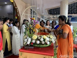 Syahdunya Etnis Tamil di Medan Ikuti Pemandian Buddha Rupang saat Waisak